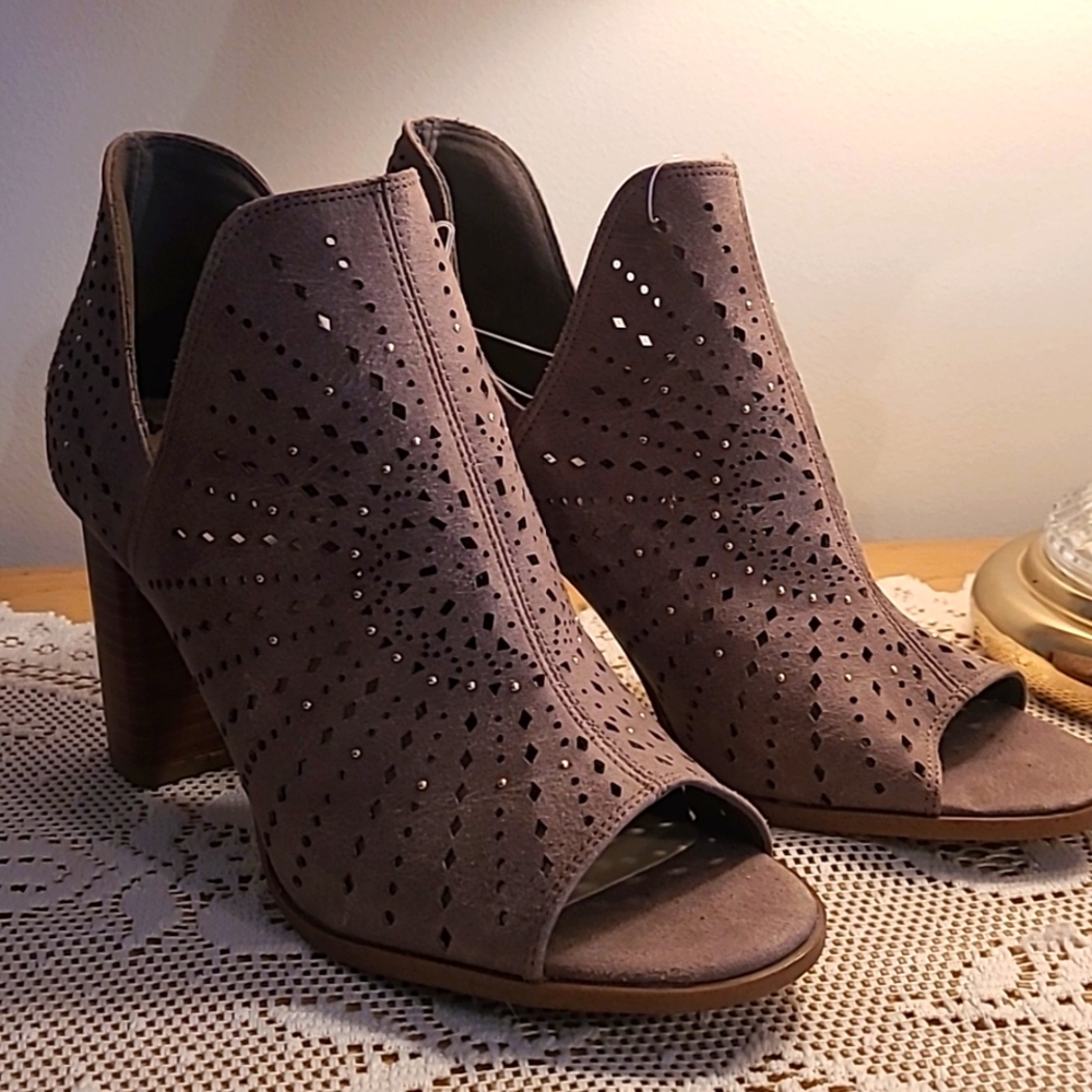 NWT Fergalicious taupe open cutwork with gold bead accent  sandals Sz 9.5